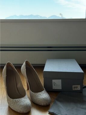 Alexander McQueen Ivory Lace Round-Toe Pumps